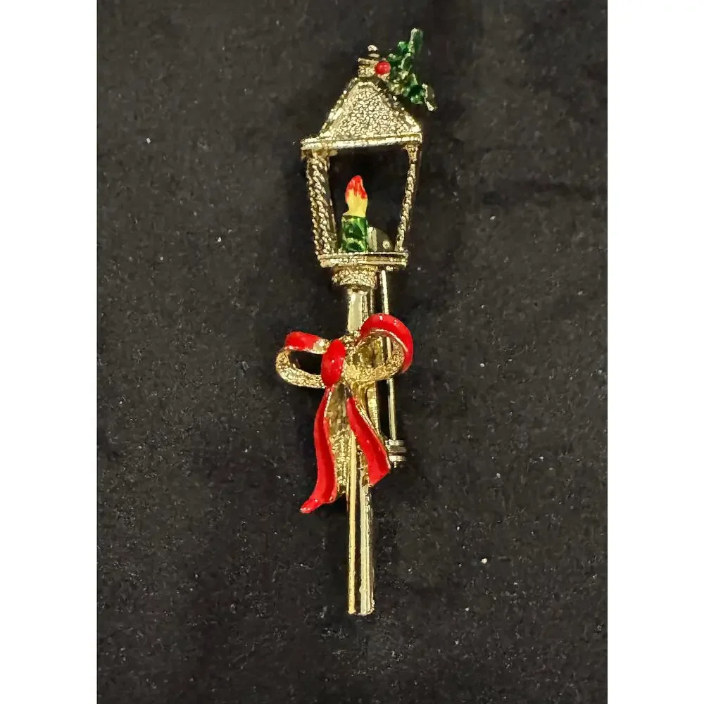 Vintage Christmas Lamp Post Brooch Pin – Holiday Lantern Gold Tone CP130 - Picture 2 of 3